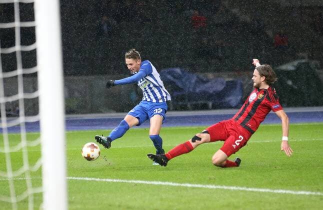GER Europa League Hertha BSC VS astersund FK 07 12 2017 OLympiastadion Berlin GER Europa League Hertha BSC VS astersund FK im Palko Dardai Hertha BSC Berlin 32 Tom Pettersson Ostersund 2 nordphotox xEngler nph00076