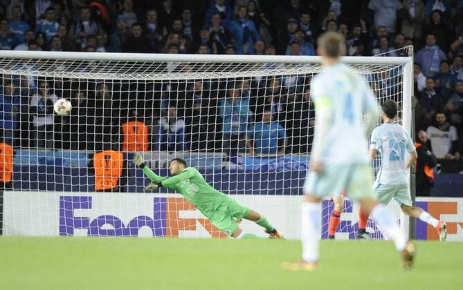 Partido de la Europa League entre la Real Sociedad y el Zenit. En la imagen, Erokhin marca para el Zenit. Europa League match between Real Sociedad and Zenit. In this picture, Erokhin scores for Zenit. 