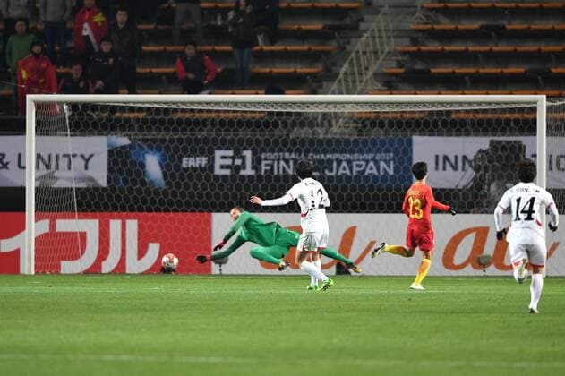 Fußball, Damen, Nordkorea - China (171208) -- CHIBA, Dec. 8, 2017 -- Kim Yun Mi (2nd L) of the Democratic People s Republic of Korea (DPRK) shoots the ball during the women s football match between the DPRK and China at the EAFF E-1 football championship in Chiba, Japan, Dec. 8, 2017. China lost 0-2. Ma Caoran) (SP)JAPAN-CHIBA-FOOTBALL-EAFF-EAST ASIA CUP HuaxYi 