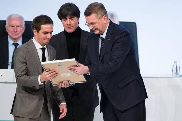 08 12 2017 xfux Football DFB Extraordinary DFB Bundestag 2017 emspor vl Former German national player Philipp Lahm is Germanys national team honorary team captain by Reinhard Grindel and Joachim Loew C at the Extraordinary DFB Bundestag at Messe Frankfurt on December 8 2017 in Frankfurt Germany Frankfurt am Main
