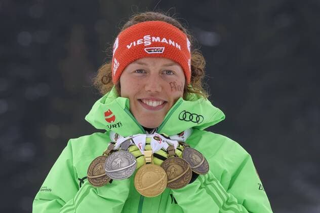 Biathlon Weltmeisterschaft Oslo 2016 Laura Dahlmeier mit 5 Medaillen , Oslo Norwegen *** Biathlon World Championships Oslo 2016 Laura Dahlmeier with 5 medals Oslo Norway No model release