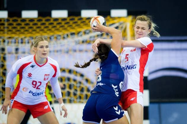 Handball, WM Damen, Argentinien - Polen 2017.12.08 Bietigheim-Bissingen Pilka reczna Mistrzostwa Swiata w pilce recznej kobiet Argentyna - Polska N z Ewa Urtnowska of Poland and Monika Michalow of Poland try to stop Macarena Sans of Argentina Foto Lukasz Laskowski PressFocus NEWSPIX.PL 2017.12.08 Bietigheim-Bissingen IHF Women s Handball World Championship WM Weltmeisterschaft Argentina v Poland Ewa Urtnowska of Poland and Monika Michalow of Poland try to stop Macarena Sans of Argentina Credit: Lukasz Laskowski PressFocus --- Newspix.pl  20171208_LUK_042