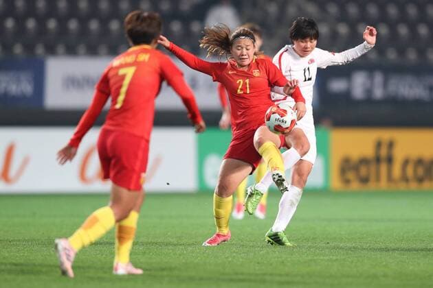 CHIBA, JAPAN - DECEMBER 08: Xiao Yuyi 21 of China and Kim Yun Mi 12 of North Korea compete for the ball during the EAFF E-1 Women s Football Championship between China and North Korea at Fukuda Denshi Arena on December 8, 2017 in Chiba, Japan.  Copyright: xVCGx CFP111140212850 