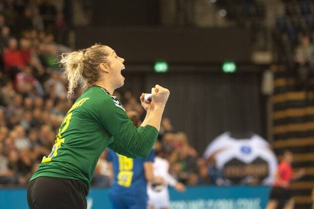 GER GER WM 2017 Brazil BRA vs Montenegro MNE 08 12 2017 EWE Arena Oldenburg Germany 23 IHF World Championship 2017 Womens first round Group C Brazil vs Montenegro in the picture Barbara ARENHART Brazil 12 Nordphotox xRojahn nph00300