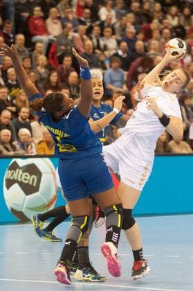 GER IHF World Cup 2017 Brazil BRA vs Montenegro MNE 08 12 2017 EWE Arena Oldenburg Germany 23 IHF World Championship 2017 Womens first round Group C Brazil vs Montenegro in the picture Samira ROCHA Brazil 4 Tamires ARAUJO Brazil 7 Tatjana BRNOVIC MNE 10 Nordphotox xRojahn nph00300