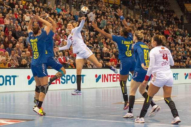 GER IHF World Cup 2017 Brazil BRA vs Montenegro MNE 08 12 2017 EWE Arena Oldenburg Germany 23 IHF World Championship 2017 Womens first round Group C Brazil vs Montenegro in the picture Eduarda TALESKA Brazil 18 Katarina BULATOVIC MNE 32 Jovanka RADICEVIC MNE 4 Nordphotox xRojahn nph00300