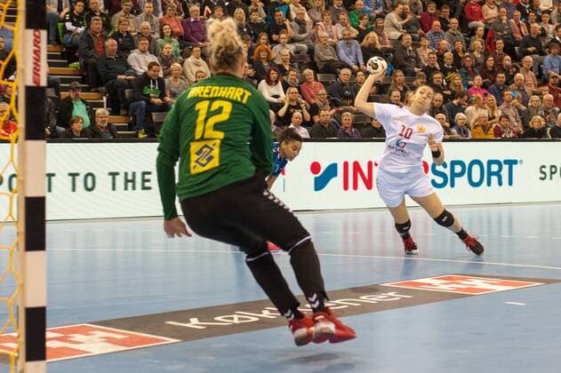 GER GER WM 2017 Brazil BRA vs Montenegro MNE 08 12 2017 EWE Arena Oldenburg Germany 23 IHF World Championship 2017 Womens first round Group C Brazil vs Montenegro in the picture Barbara ARENHART Brazil 12 Tatjana BRNOVIC MNE 10 Nordphotox xRojahn nph00300