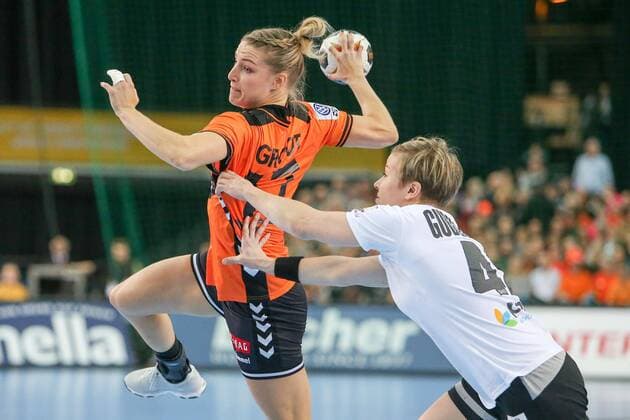 Germany Netherlands Handball Women WC Leipzig 08 12 2017 Arena Leipzig World Cup 2017 Handball Women Preliminary Group D Germany GER vs Netherlands NED Pictured v l Nycke GROOT 17 Netherlands and Friederike Gubernatis 42 Germany