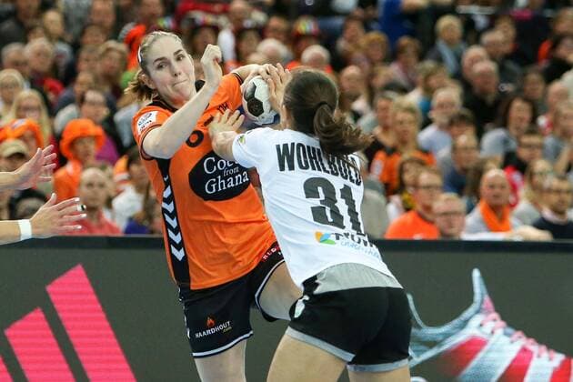 Germany Netherlands Handball Women WC Leipzig 08 12 2017 Arena Leipzig World Cup 2017 Handball Women Preliminary Group D Germany GER vs Netherlands NED Pictured l l Laura van der HEIJDEN 6 Netherlands and Kerstin Wohlbold 31 Germany
