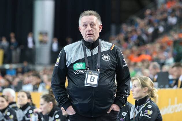 Germany Netherlands Handball Women World Cup Leipzig 08 12 2017 Arena Leipzig World Cup 2017 Handball Women Preliminary Group D Germany GER vs Netherlands NED image v l National coach Michael Biegler Germany