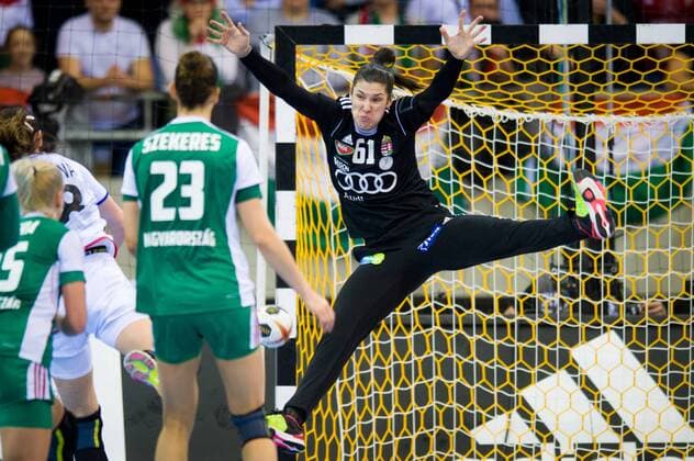 2017.12.08 Bietigheim-Bissingen Pilka reczna Mistrzostwa Swiata w pilce recznej kobiet Czechy - Wegry N z Kinga Janurik of Hungary tries to save a shot Foto Lukasz Laskowski PressFocus 2017.12.08 Bietigheim-Bissingen IHF Women s Handball World Championship WM Weltmeisterschaft Czech Republic - Hungary Kinga Janurik of Hungary tries to save a shot Credit: Lukasz Laskowski PressFocus NEWSPIX.PL --- Newspix.pl  20171208_LUK_103
