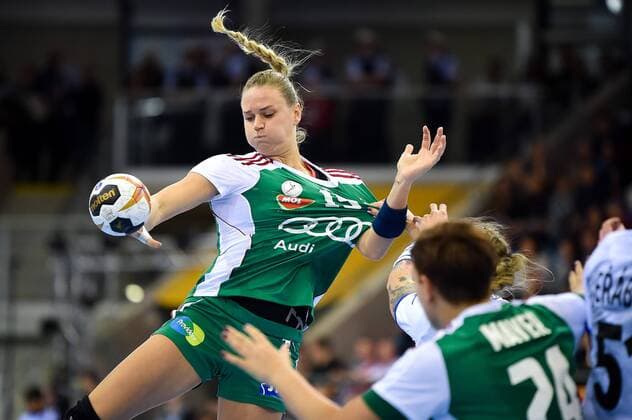 2017.12.08 Bietigheim-Bissingen Pilka reczna Mistrzostwa Swiata w pilce recznej kobiet Czechy - Wegry N z Kinga Klivinyi of Hungary vies for the ball Foto Lukasz Laskowski PressFocus 2017.12.08 Bietigheim-Bissingen IHF Women s Handball World Championship WM Weltmeisterschaft Czech Republic - Hungary Kinga Klivinyi of Hungary vies for the ball Credit: Lukasz Laskowski PressFocus NEWSPIX.PL --- Newspix.pl  20171208_LUK_124