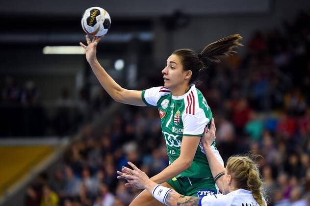 2017.12.08 Bietigheim-Bissingen Pilka reczna Mistrzostwa Swiata w pilce recznej kobiet Czechy - Wegry N z Zita Szucsanszki of Hungary passes a ball Foto Lukasz Laskowski PressFocus 2017.12.08 Bietigheim-Bissingen IHF Women s Handball World Championship WM Weltmeisterschaft Czech Republic - Hungary Zita Szucsanszki of Hungary passes a ball Credit: Lukasz Laskowski PressFocus NEWSPIX.PL --- Newspix.pl  20171208_LUK_130