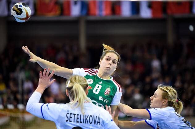 2017.12.08 Bietigheim-Bissingen Pilka reczna Mistrzostwa Swiata w pilce recznej kobiet Czechy - Wegry N z Aniko Kovacsics of Hungary passes the ball Foto Lukasz Laskowski PressFocus 2017.12.08 Bietigheim-Bissingen IHF Women s Handball World Championship WM Weltmeisterschaft Czech Republic - Hungary Aniko Kovacsics of Hungary passes the ball Credit: Lukasz Laskowski PressFocus NEWSPIX.PL --- Newspix.pl  20171208_LUK_136