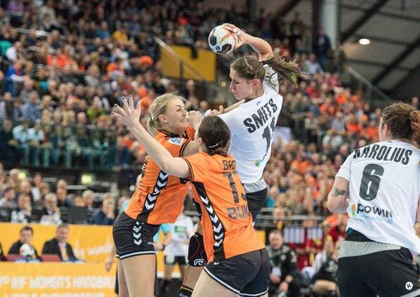 GER IHF World Cup 2017 Germany GER vs Netherlands NLD 08 12 2017 Arena Leipzig GER IHF World Cup 2017 Germany GER vs Netherlands NLD image Xenia Smits 11 Germany Yvette Broch 13 Netherlands nordphotoxDostmann nph00325