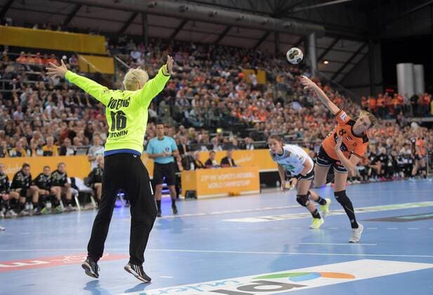 Goalkeeper Clara Woltering at the siege of Lois Abbingh NED 8 at the match Germany GER vs Netherlands NED Handball Women Preliminary Round IHF World Cup Leipzig 08 12 2017 Leipzig Copyright: xModlax Eibner-Pressefotox EP_cma