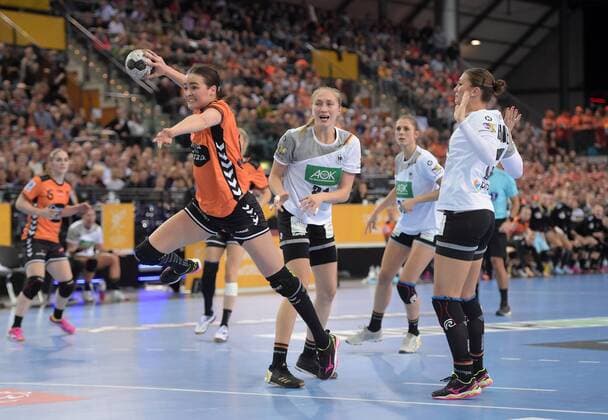 Laura Van der Heijden NED 6 Nadja Mansson GER 21 Julia Behnke GER 13 l in the match Germany GER vs Netherlands NED Handball Women Preliminary Round IHF World Cup Leipzig 08 12 2017 Leipzig Copyright: xModlax Eibner-Pressefotox EP_cma