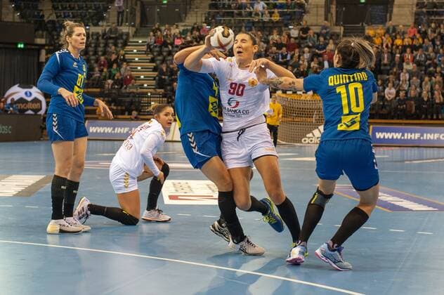 GER IHF World Cup 2017 Brazil BRA vs Montenegro MNE 08 12 2017 EWE Arena Oldenburg Germany 23 IHF World Championship 2017 Womens first round Group C Brazil vs Montenegro in the picture Patricia MACHADO Brazil 49 Jessica RIBEIRO Brazil 10 Milena RAICEVIC MNE 90 Nordphotox xRojahn nph00300