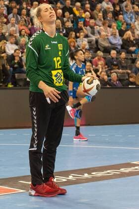 GER GER WM 2017 Brazil BRA vs Montenegro MNE 08 12 2017 EWE Arena Oldenburg Germany 23 IHF World Championship 2017 Womens first round Group C Brazil vs Montenegro in the picture Barbara ARENHART Brazil 12 Nordphotox xRojahn nph00300