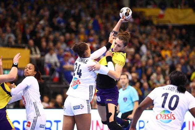 Florina Cristina Florianu Romania in a duel with Beatrice Edwige France France vs Romania IHF Women Handball World Cup 08 12 2017 Photographer Neis Eibner Trier Copyright: xNeisx Eibner-Pressefotox EP_ans
