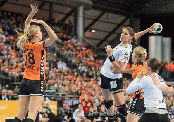 GER IHF World Cup 2017 Germany GER vs Netherlands NLD 08 12 2017 Arena Leipzig GER IHF World Cup 2017 Germany GER vs Netherlands NLD image Xenia Smits 11 Germany Kelly Dulfer 18 Netherlands nordphotoxDostmann nph00325