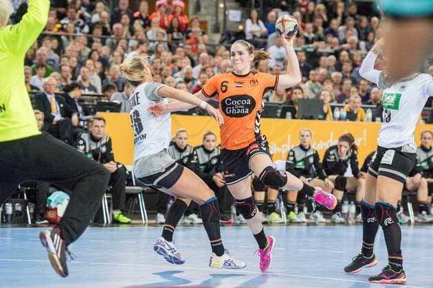 GER IHF World Cup 2017 Germany GER vs Netherlands NLD 08 12 2017 Arena Leipzig GER IHF World Cup 2017 Germany GER vs Netherlands NLD Pictured Laura van der Heijden 6 Netherlands Angie Geschke 26 Germany nordphotoxDostmann nph00325