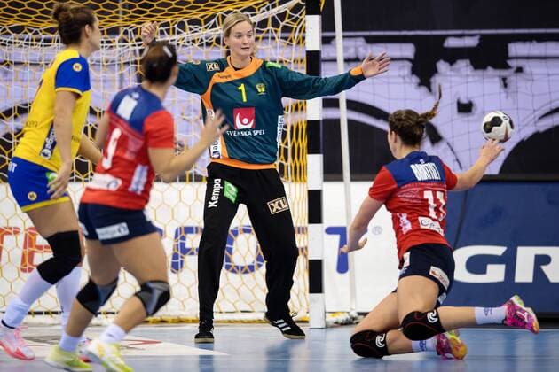 171208 Sveriges malvakt Johanna Bundsen and Norges Kari Brattset in the match between Norway and Sweden during the World Cup on 8 December 2017 in Bietigheim Bissingen  Copyright: CARLxSANDIN BB171208CS021
