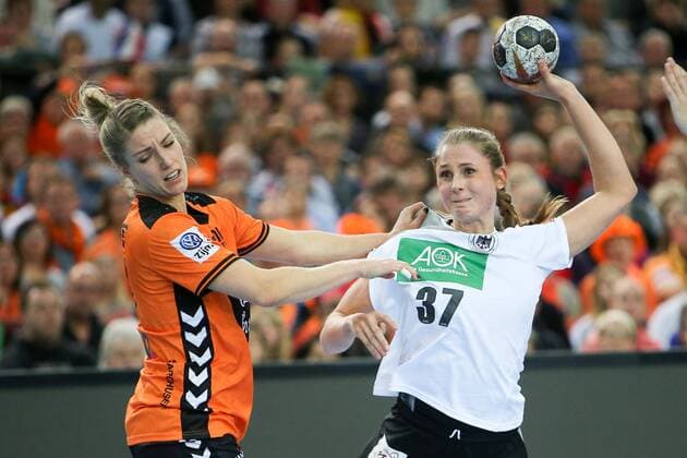Germany Netherlands Handball Women WC Leipzig 08 12 2017 Arena Leipzig World Cup 2017 Handball Women Preliminary Group D Germany GER vs Netherlands NED 23 31 10 18 picture v l Nycke GROOT 17 Netherlands and Alicia Stolle 37 Germany
