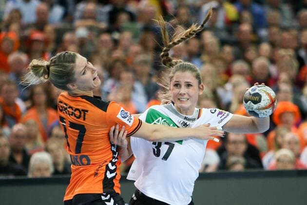Germany Netherlands Handball Women WC Leipzig 08 12 2017 Arena Leipzig World Cup 2017 Handball Women Preliminary Group D Germany GER vs Netherlands NED 23 31 10 18 picture v l Nycke GROOT 17 Netherlands and Alicia Stolle 37 Germany