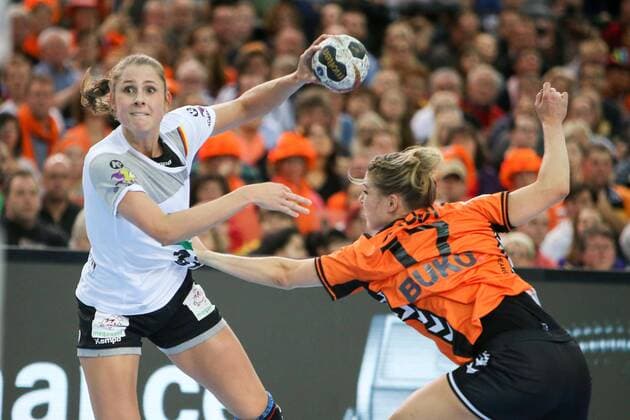 Germany Netherlands Handball Women WC Leipzig 08 12 2017 Arena Leipzig World Cup 2017 Handball Women Preliminary Group D Germany GER vs Netherlands NED 23 31 10 18 The picture v l Alicia Stolle 37 Germany and Nycke GROOT 17 Netherlands