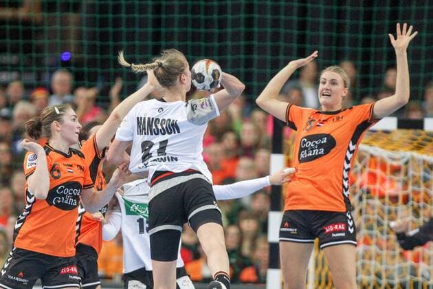 Germany Netherlands Handball Women WC Leipzig 08 12 2017 Arena Leipzig World Cup 2017 Handball Women Preliminary Group D Germany GER vs Netherlands NED Pictured l l Laura van der HEIJDEN 6 Netherlands Nadja Mansson 21 Germany and Kelly DULFER 18 Netherlands