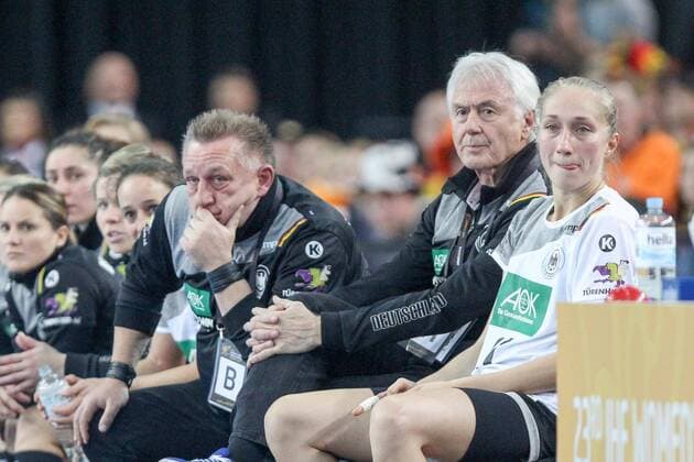 Germany Netherlands Handball Women WC Leipzig 08 12 2017 Arena Leipzig World Cup 2017 Handball Women Preliminary Group D Germany GER vs Netherlands NED 23 31 10 18 Picture v l Germany coach Michael Biegler Germany Sport Director Wolfgang Sommerfeld Germany and Nadja Mansson 21 Germany
