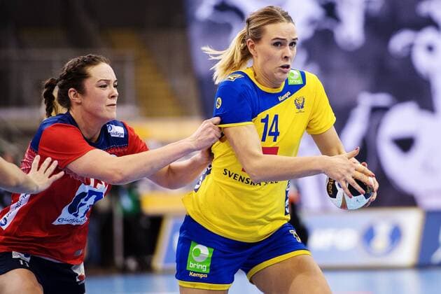 171208 Norways Kari Brattset in battle with Swedens Johanna Westberg in the match between Norway and Sweden during the World Cup on 8 December 2017 in Bietigheim Bissingen  Copyright: CARLxSANDIN BB171208CS024