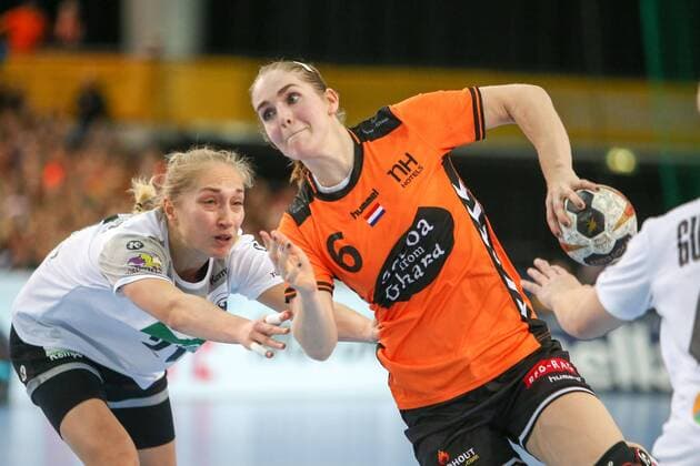 Germany Netherlands Handball Women WC Leipzig 08 12 2017 Arena Leipzig World Cup 2017 Handball Women Preliminary Group D Germany GER vs Netherlands NED Pictured v l Nadja Mansson 21 Germany and Laura van der HEIJDEN 6 Netherlands