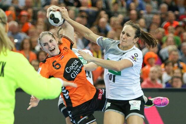 Germany Netherlands Handball Women WC Leipzig 08 12 2017 Arena Leipzig World Cup 2017 Handball Women Preliminary Group D Germany GER vs Netherlands NED Pictured l l Laura van der HEIJDEN 6 Netherlands and Kerstin Wohlbold 31 Germany