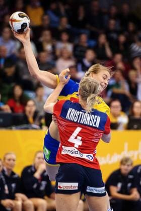 171208 Sveriges Isabelle Gullden in battle with Norways Veronica Egebakken Kristiansen in the match between Norway and Sweden during the World Cup of 8 December 2017 in Bietigheim Bissingen  Copyright: CARLxSANDIN BB171208CS026