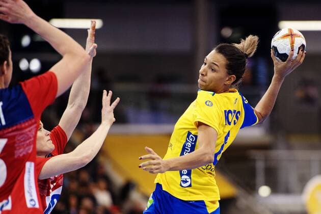 171208 Swedens Jamina Roberts shoot in the match between Norway and Sweden during the World Cup on 8 December 2017 in Bietigheim Bissingen  Copyright: CARLxSANDIN BB171208CS034