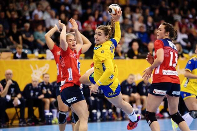 171208 Swedens Anna Lagerquist breaks through against Norways Kari Brattset in the match between Norway and Sweden during the World Cup on 8 December 2017 in Bietigheim Bissingen  Copyright: CARLxSANDIN BB171208CS045