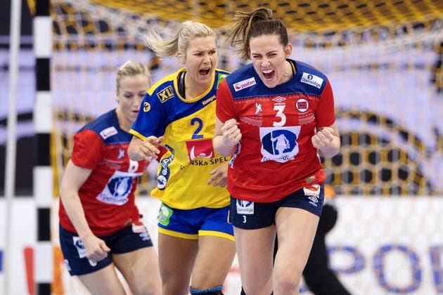 171208 Norways Emelie Hegh Arntzen commends the match between Norway and Sweden during the World Cups World Cup on December 8, 2017 in Bietigheim Bissingen  Copyright: CARLxSANDIN BB171208CS048