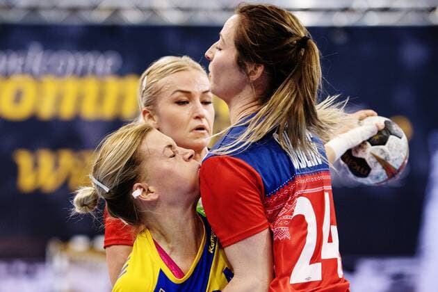 171208 Swedens Nathalie Hagman in close combat with Norways Sanna Charlotte Solberg in the match between Norway and Sweden during the World Cups World Cup on December 8, 2017 in Bietigheim Bissingen  Copyright: CARLxSANDIN BB171208CS051
