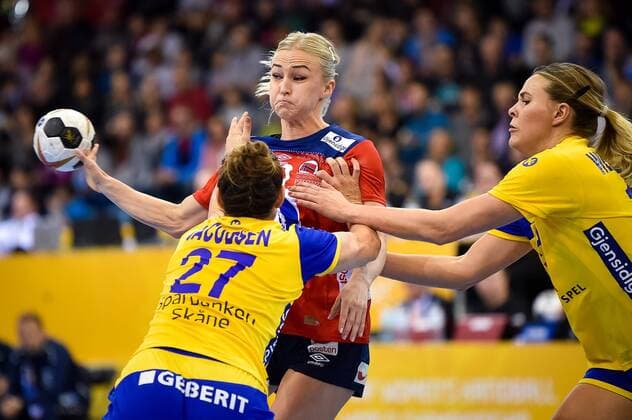 Handball, WM Damen, Norwegen - Schweden 2017.12.08 Bietigheim-Bissingen Pilka reczna Mistrzostwa Swiata w pilce recznej kobiet Norwegia - Szwecja N z Stine Bredal Oftedal of Norway passes the ball Foto Lukasz Laskowski PressFocus 2017.12.08 Bietigheim-Bissingen IHF Women s Handball World Championship WM Weltmeisterschaft Norway v Sweden Stine Bredal Oftedal of Norway passes the ball Credit: Lukasz Laskowski PressFocus NEWSPIX.PL --- Newspix.pl  20171208_LUK_202