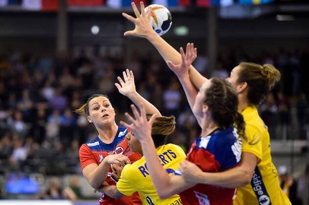 Handball, WM Damen, Norwegen - Schweden 2017.12.08 Bietigheim-Bissingen Pilka reczna Mistrzostwa Swiata w pilce recznej kobiet Norwegia - Szwecja N z Nora Mork of Norway passes the ball Foto Lukasz Laskowski PressFocus 2017.12.08 Bietigheim-Bissingen IHF Women s Handball World Championship WM Weltmeisterschaft Norway v Sweden Nora Mork of Norway passes the ball Credit: Lukasz Laskowski PressFocus NEWSPIX.PL --- Newspix.pl  20171208_LUK_216
