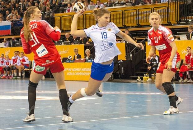 GER IHF World Cup 2017 Denmark vs Russia RUS 08 12 2017 EWE Arena Oldenburg Germany 23 IHF World Championship 2017 Women first round Group C Denmark vs Russia in the picture Line HAUGSTED DEN 31 Kathrine HEINDAHL DEN 10 Daria SAMOKHINA RUS 18 Nordphotox xRojahn nph00300