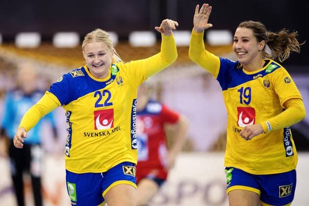 171208 Swedens Hanna Blomstrand and Anna Lagerquist congratulate the match between Norway and Sweden during the World Cup on 8 December 2017 in Bietigheim Bissingen  Copyright: CARLxSANDIN BB171208CS059