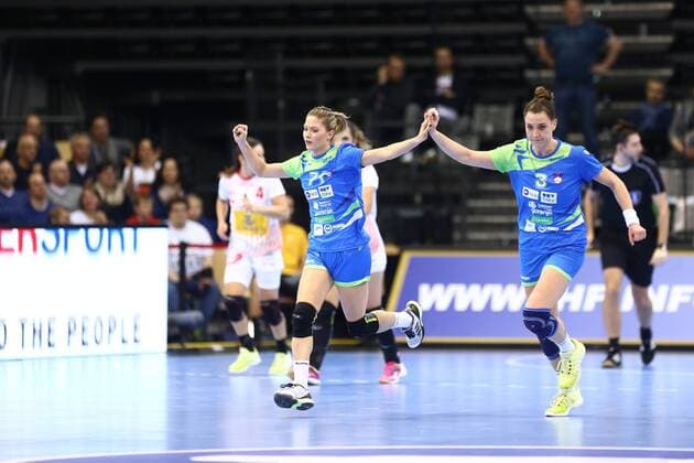 Ines Amon Slovenia and Teja Ferfolja Slovenia cheer Spain vs Slovenia IHF Women Handball World Cup 08 12 2017 Photographer Neis Eibner Trier Copyright: xEibner-Pressefoto AlexanderxNeisx EP_ANS