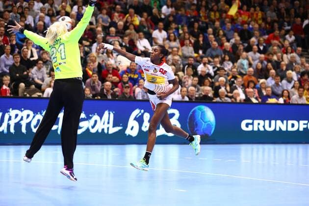 Alexandrina Cabral Barbosa Spain alone in front of Amra Pandzic Slovenia Spain vs Slovenia IHF Women Handball World Cup 08 12 2017 Photographer Neis Eibner Trier Copyright: xEibner-Pressefoto AlexanderxNeisx EP_ANS