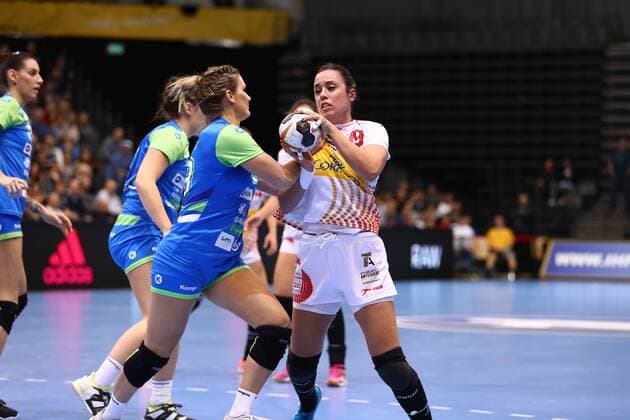 Paula Garcia Avila Spain in a duel with Neli Irman Slovenia Spain vs Slovenia IHF Women Handball World Cup 08 12 2017 Photographer Neis Eibner Trier Copyright: xEibner-Pressefoto AlexanderxNeisx EP_ANS