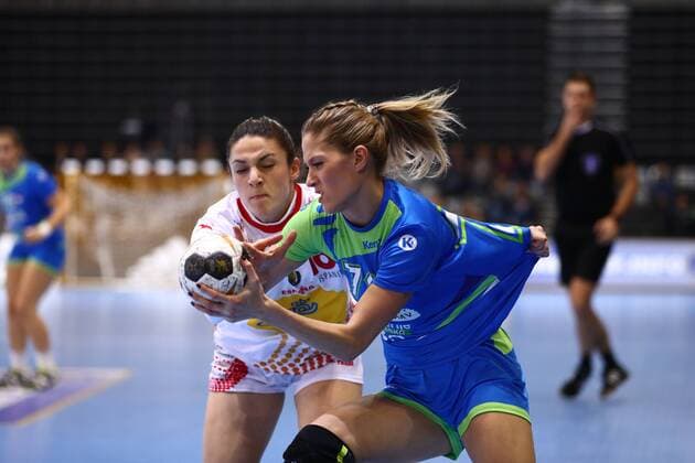 Ines Amon Slovenia in a duel with Maitane Echeverria Martinez Spain Spain vs Slovenia IHF Women Handball World Cup 08 12 2017 Photographer Neis Eibner Trier Copyright: xEibner-Pressefoto AlexanderxNeisx EP_ANS