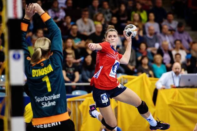 171208 Norways Stina Ruscetta Skogrand is shooting against Swedens malady Johanna Bundsen in the match between Norway and Sweden during the World Cup on 8 December 2017 in Bietigheim Bissingen  Copyright: CARLxSANDIN BB171208CS073