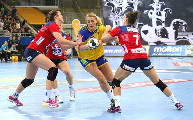 08 12 2017 Germany Bietigheim Handball Womens World Cup Internationals Norway vs Sweden v l Kari Brettset NOR Isabelle Gullden SWE Stine Ruscetta Skogrand NOR